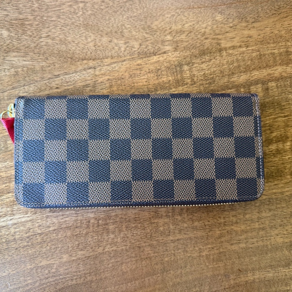 Authentic Louis Vuitton Zippy wallet (new)
